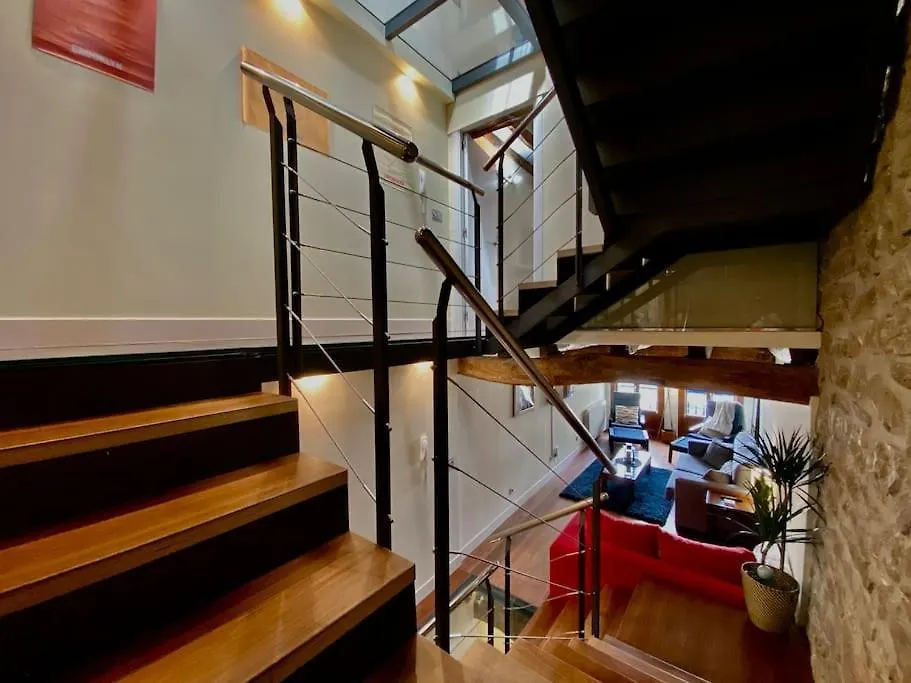 Unique 4-Floor Home With Sea, Mountain & Castle Views 宏达瑞比亚 度假居
