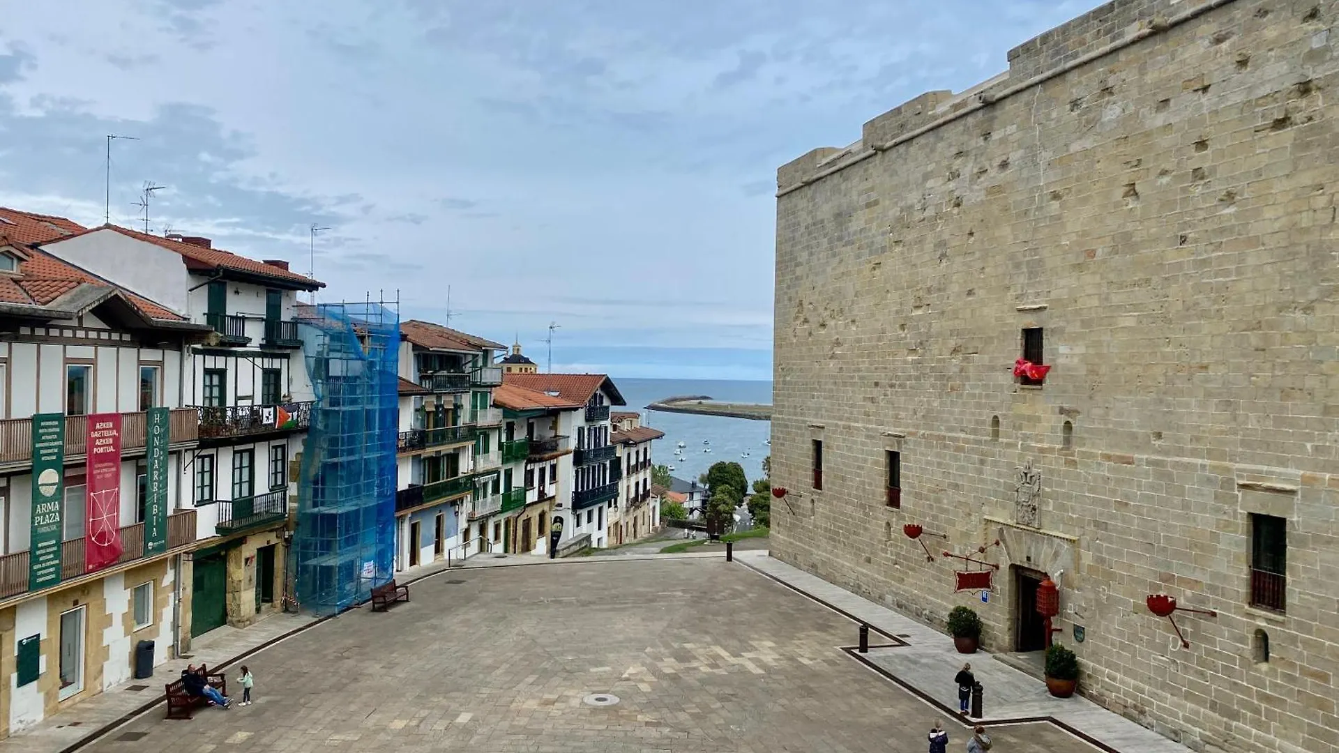 Unique 4-Floor Home With Sea, Mountain & Castle Views 宏达瑞比亚